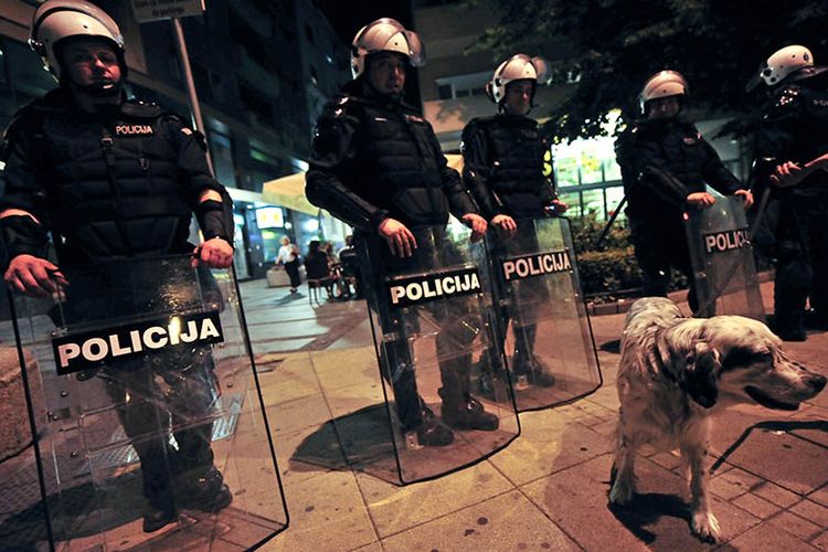 Polisi anti-huru hara Serbia berjaga di Belgrade.