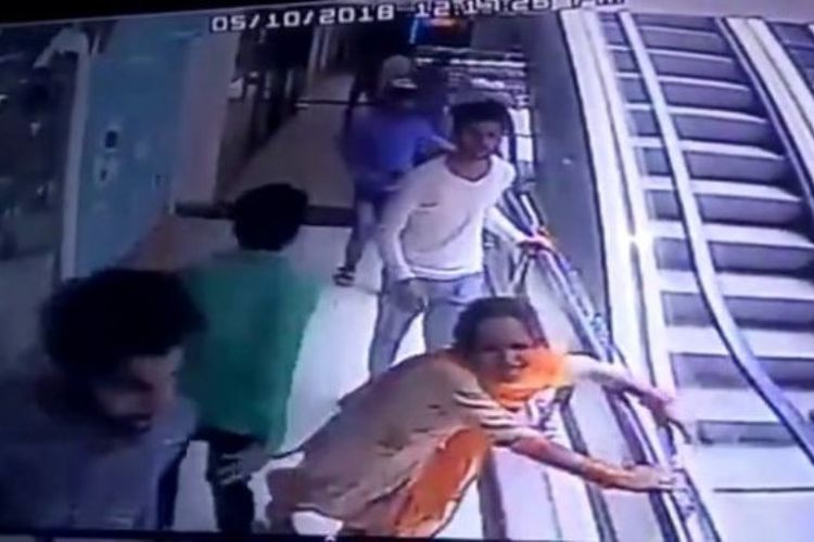 Potongan rekaman CCTV memperlihatkan ibu yang histeris mencari anaknya yang terjatuh dari gendongannya.