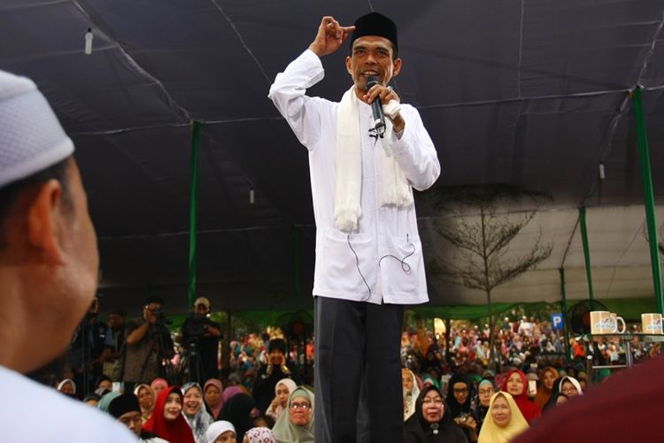 Dai kondang Ustadz Abdul Somad (UAS) memberikan tausiyah pada acara Tabligh Akbar di Serpong, Tangerang, Selatan, Banten, Rabu (11/7). Tabligh yang dihadiri ribuan jamaah dari berbagai daerah ini diadakan dalam rangka Halal Bihalal masyarakat Serpong pada perayaan Idulfitri 1439 H. 
