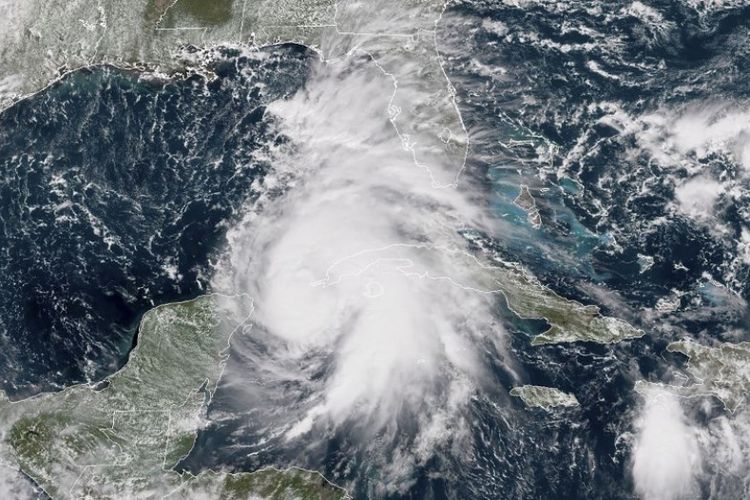Citra satelit NOAA/RAMMB ini diambil padaSenin (8/10/2018) menunjukkan badai Michael di lepas pantai Teluk Amerika Serikat. (AFP)