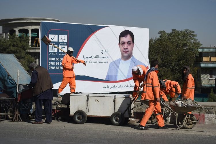 Sebuah baliho foto kandidat anggota parlemen Alhaj Haasibullah Samin tampak di salah satu sudut jalan di kota Kabul, Afghanistan, Selasa (2/10/2018). 
