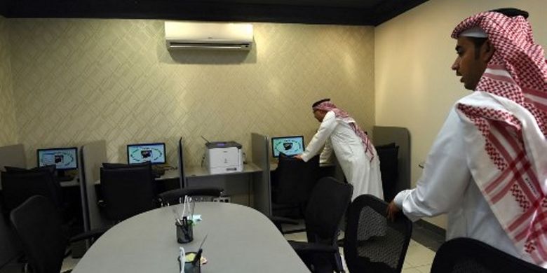 Ruang komputer di Pusat Perawatan dan Rehabilitasi Mohammed bin Nayef.