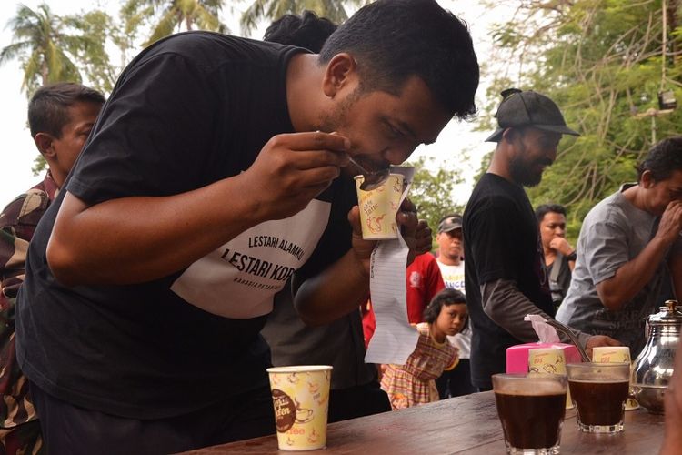 Salah seorang peserta lomba seduh kopi di Kabupaten Batang, Jawa Tengah, mencoba mencicipi hasil racikannya.
