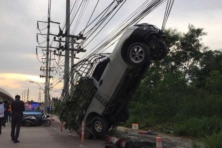 Sebuah tersangkut di kabel tiang listrik setelah mengalami kecelakaaan di Provinsi Ratchaburi, Thailand, pada Senin (13/11/2017). (Bangkok Post)