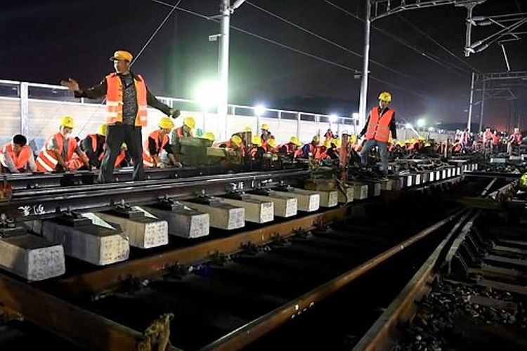 Dalam foto yang diambil dari video yang dirilis situs Pear, terlihat ratusan pekerja tengah membangun jalur kereta api yang menuju ke stasiun Nanlong, Fujian.