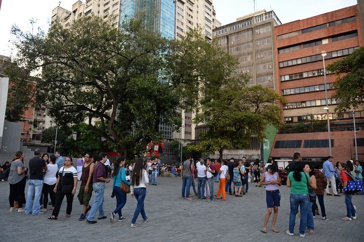 Warga kota Caracas, Venezuela berhamburan ke jalanan setelah gempa mengguncang negeri itu pada Selasa (21/8/2018) sore waktu setempat.
