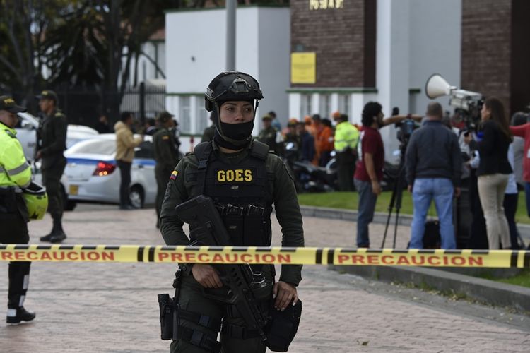Petugas keamanan berjaga di dekat lokasi serangan bom bunuh diri di akademi kepolisian di Bogota, Kolombia, Kamis (17/1/2019).