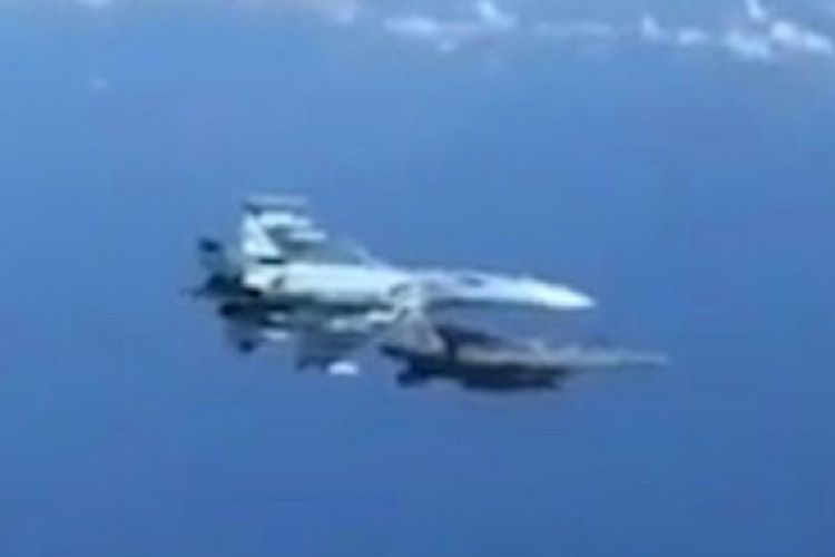 Potongan video memperlihatkan momen ketika jet tempur Rusia Sukhoi Su-27 menempel jet tempur NATO F-15 dalam peristiwa yang diduga terjadi di Laut Baltik tersebut.