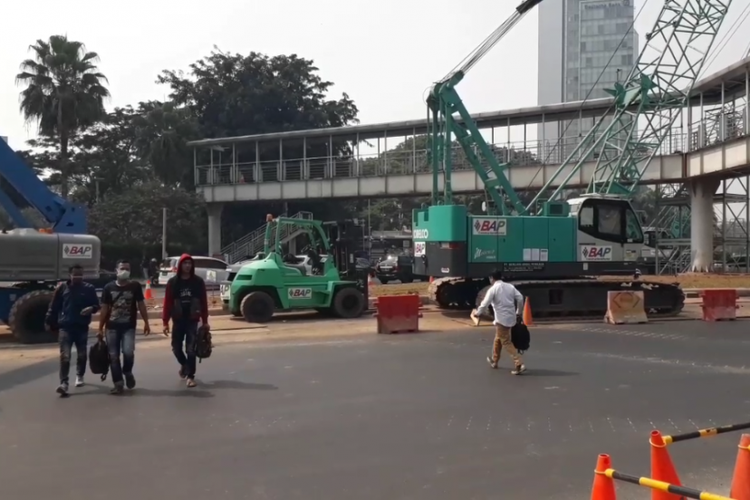 Warga yang menyeberang dibawah JPO Bunderan HI. Padahal Pemprov DKI Jakarta sudah sediakan Pelican Crossing di depan Halte Plaza Indonesia untuk menyeberang, Senin (30/07/2018).