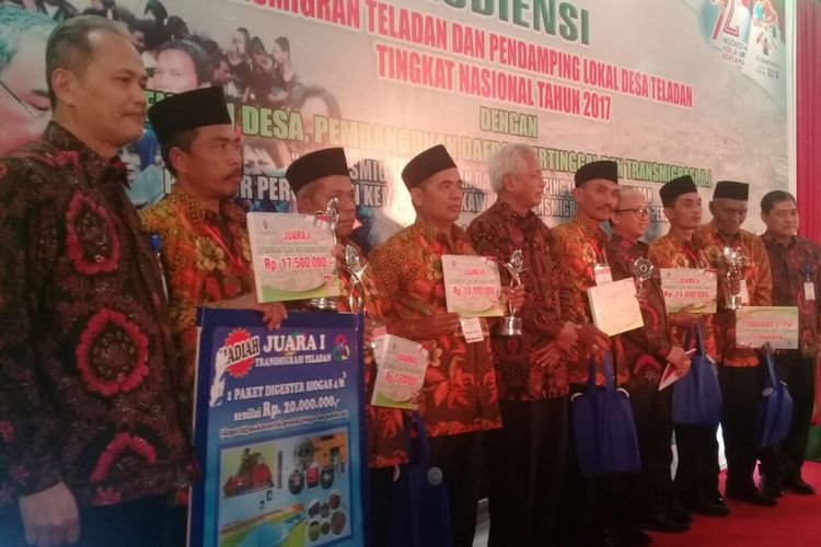 Didi Jubaedi (Kiri Kedua) Juara I Transmigran Teladan