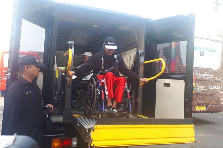 Simulasi pengawalan bus pengangkut atlet Asian Para Games, Selasa (25/9/2018) pagi dari Wisma Atlet, Kemayoran menuju GBK. Simulasi diawali dengan kedatangan atlet yang menggunakan kursi roda dari airport. 