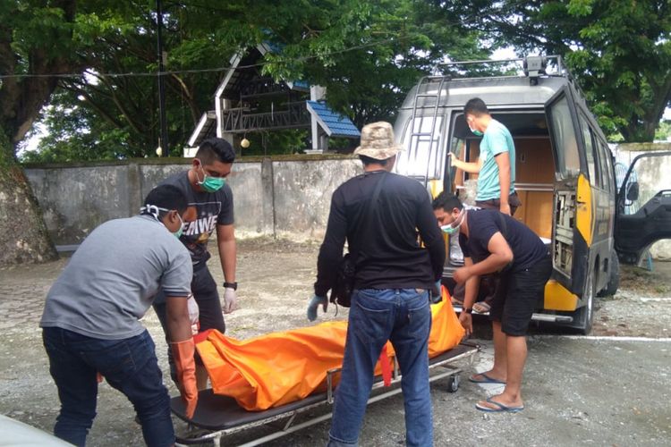 Suasana pemindahan jenazah pria dalam karung ke RSUD Poso, Rabu (12/12/2018).
