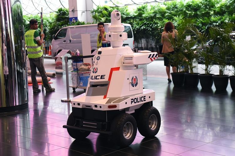 Robot polisi yang ditugaskan membantu menjaga keamanan KTT ke-33 ASEAN di Singapura.