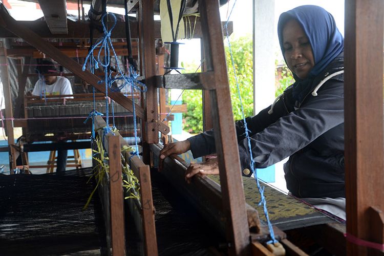Menenun Tidore yang sempat hilang ratusan tahun lalu kini kembali dikembangkan di Kelurahan Soa sio Kota Tidore, Maluku Utara, Rabu (16/01/2019).