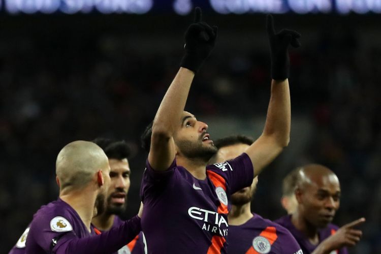 Selebrasi Riyad Mahrez setelah mencetak gol untuk Manchester City dalam kemenangan 1-0 atas Tottenham Hotspur di  Stadion Wembley, Senin (29/10/2018)