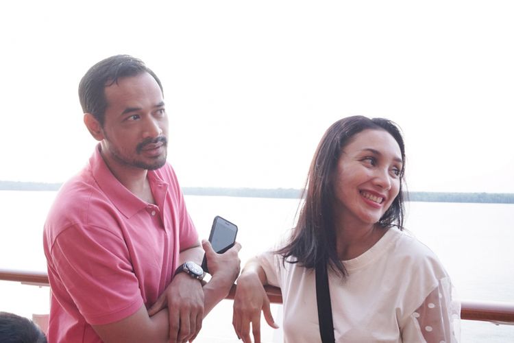 Artis peran Oka Antara bersama sang istri, Rara Wiritanaya saat berlibur ala Hotel Transilvania 3: A Monster Vacation di Genting Dream Cruises. 
