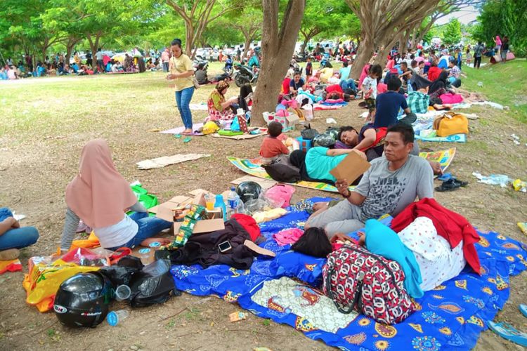 Warga mengungsi di halaman Bandara Mutiara Sis Al Jufri di Palu, Sulawesi Tengah, Sabtu (29/9/2018).