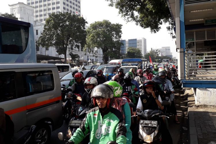 Kemacetan lalu lintas terjadi di ruas Jalan Medan Merdeka Timur, Gambir, Jakarta Pusat, imbas Aksi Solidsritas Baitul Maqdis yang digelar di Lapangan Monas, Jumat (11/5/2018).