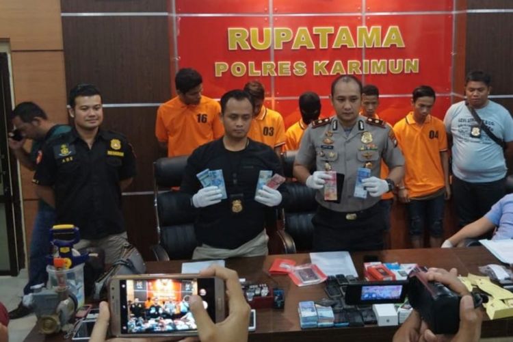 Waka Polres Karimun Kompol Agung Gima didampingi Kasat Reskrimnya AKP Lulik Febyantara menunjukan sejumlah barang bukti yang berhasil diamankan dari tangan kedua pelaku skimming yang melibatkan warga negara Malaysia 