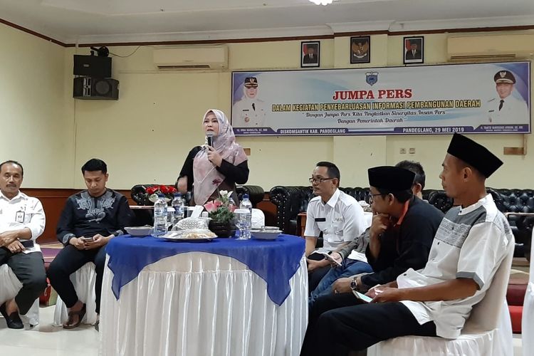 Bupati Pandeglang Irna Narulita saat konferensi pers di Pandeglang, Kamis (30/5/2019)