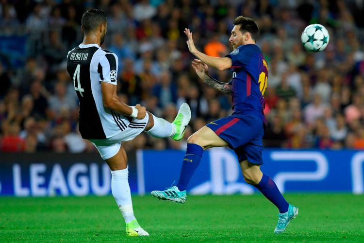 Lionel Messi mencoba menghindar dari sapuan Medhi Benati saat Barcelona berhadapan dengan Juventus pada matchday pertama Liga Champions di Camp Nou, Selasa (12/9/2017).