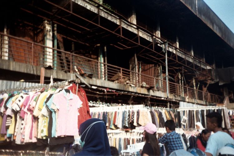 Lapak jualan baju bekas yang berjejer di depan trotoar depan gedung pasar Senen yang sempat terbakar. Kamis (3/8/2017)