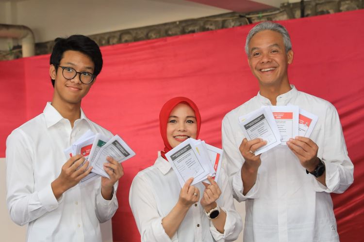 Ganjar Pranowo dan keluarga menyalurkan hak pilih di TPS 1 Gajahmungkur, Semarang, Rabu (17/4/2019)