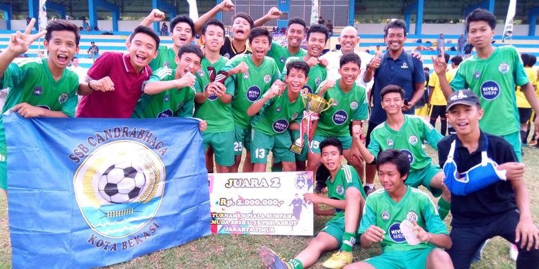 Para pemain SSB Candrabhaga bergembira saat menjadi juara kedua Turnamen U15 Piala Sumpah Pemuda 2018 Askot Jakarta Timur, Minggu (18/11/2018) di Stadion Bea Cukai Rawamangun. Striker Henride Rizky Tompodung (nomor 10) menjadi pencetak gol terbanyak.
