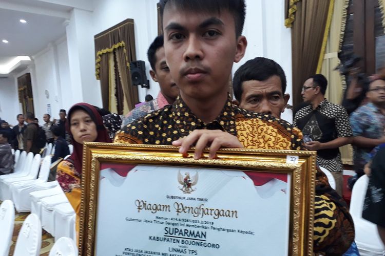 Ahmad Kurniawan, putra bungsu Suparman, petugas Linmas TPS di Bojonegoro yang meninggal dunia