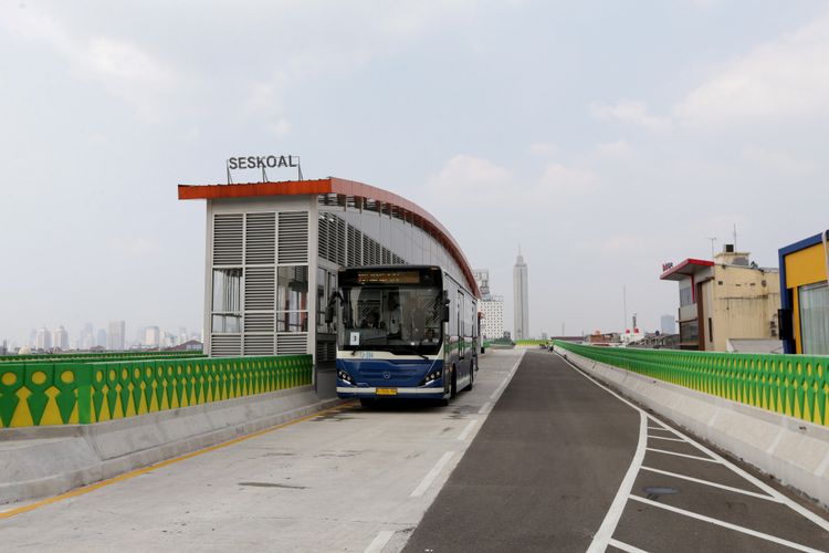  Uji coba pengoperasian layanan bus transjakarta koridor 13 (Tendean-Ciledug), Jakarta, Senin (15/5/2017). Jalur transjakarta sepanjang 9,3 kilometer ini akan dilengkapi 12 halte dan direncanakan beroperasi mulai Juni 2017. KOMPAS IMAGES/KRISTIANTO PURNOMO