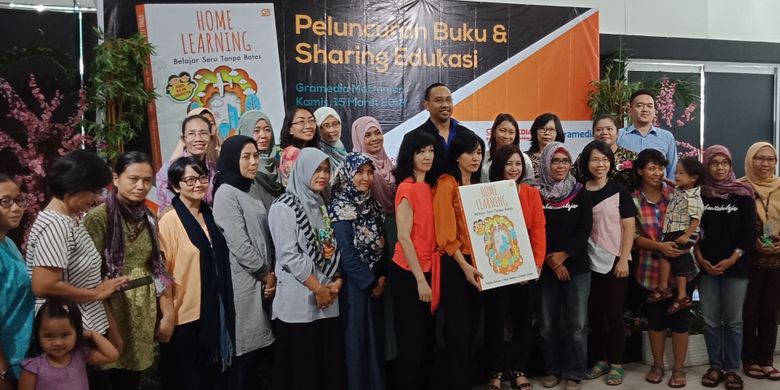 Penulis buku Home Learning: Belajar Seru Tanpa batas, Ning Nathan, Yulianti Hendra dan Natalia Ridwan bersama para pembaca yang menghadiri peluncuran buku di Gramedia Matraman, Jakarta, Kamis (15/3/2018).