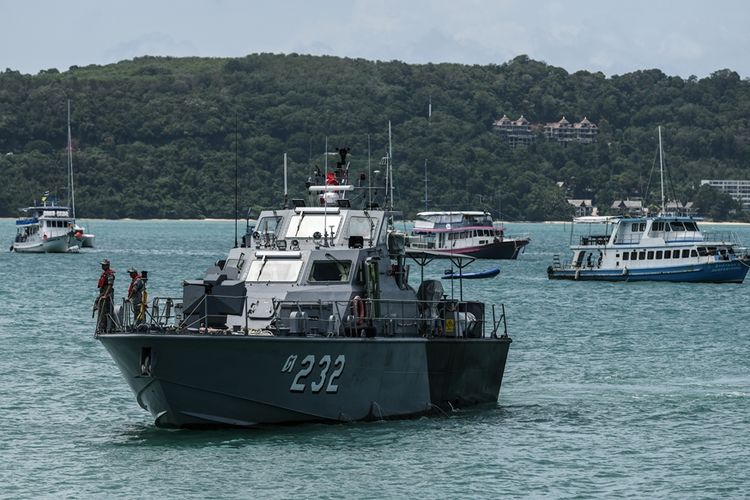Kapal penyelamat saat kembali dari operasi penyelamatan korban kapal wisata terbalik di perairan lepas pantai Phuket, Thailand, Kamis (6/7/2018).