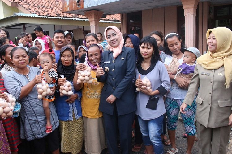 Bupati Brebes Idza Priyanti bersama warga Desa Bangsri, Bulakamba, Brebes, Jawa Tengah, setelah membagikan telur.