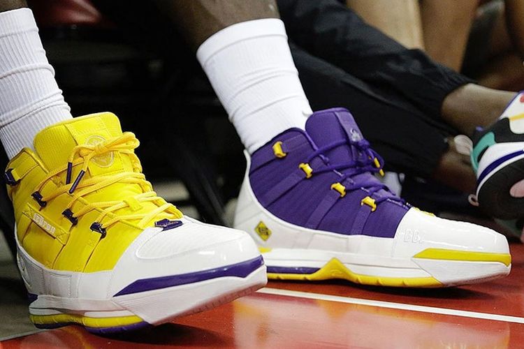 Dengan konsep yin-yang, LeBron memperkenalkan edisi terbaru Nike LeBron 3, dengan dominasi warna kuning-putih untuk sepatu kanan, dan ungu-putih untuk sepatu kiri. 