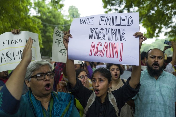 Aktivis dan pendukung partai sayap kiri India meneriakkan slogan dalam aksi unjuk rasa menentang dekrit presiden yang menghapus status otonomi khusus wilayah Kashmir, di New Delhi, Senin (5/8/2019).