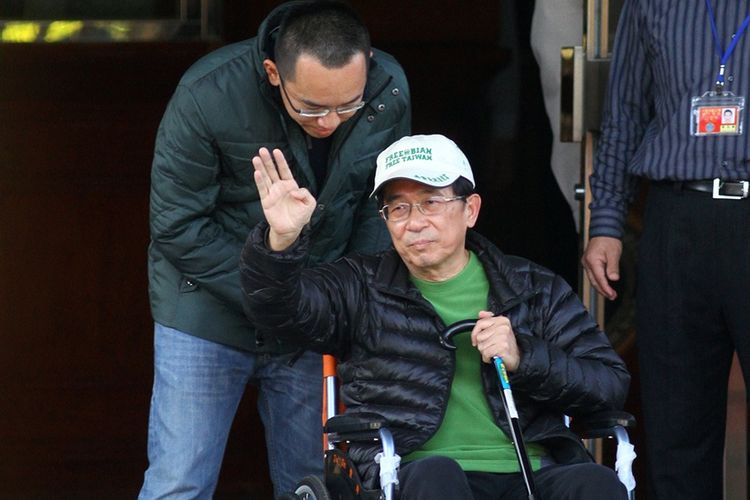 Mantan presiden Taiwan Chen Shui-bian melambaikan tangan ke arah para pendukungnya setelah dibebaskan bersyarat atas alasan kesehatan pada Januari 2015.