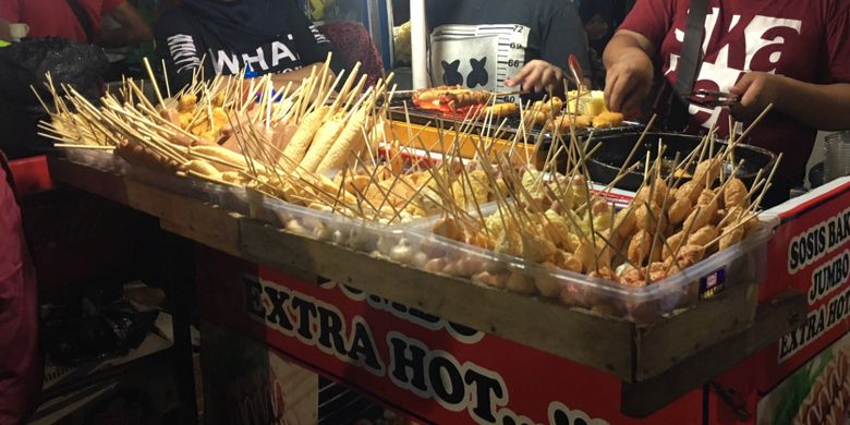 Kuliner sate seafood goreng yang ada di kawasan kota tua Jakarta saat malam tahun baru, Minggu (31/12/2017).