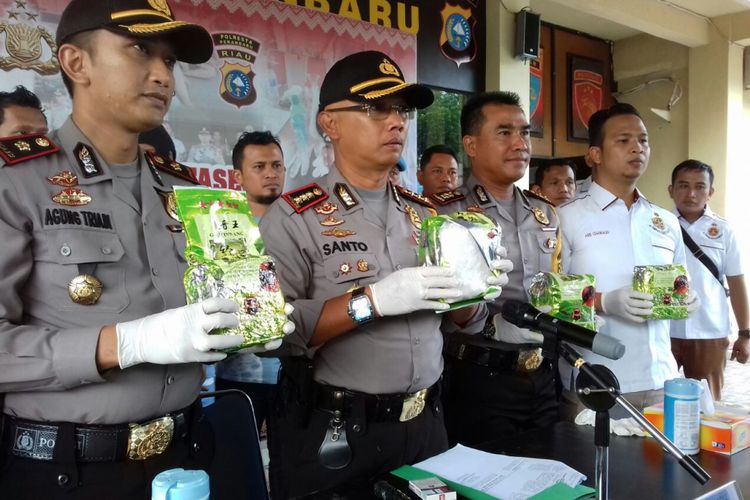 Polsek Senapelan, Pekanbaru, saat menggelar ekspos penangkapan 4 kilogram sabu dari seorang pengedar asal Aceh.