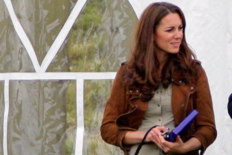 Kate Middleton tampil dengan jaket biker