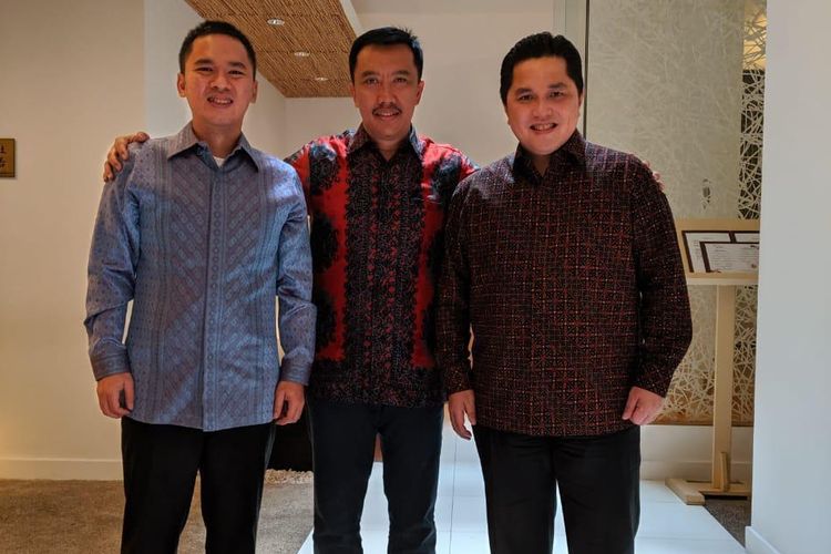 Menteri Pemuda dan Olahraga Imam Nahrawi (tengah) saat mengadakan pertemuan dengan Ketua Badan Tim Nasional PP Perbasi Syailendra Bakrie (kiri) dan IOC Member Erick Thohir.