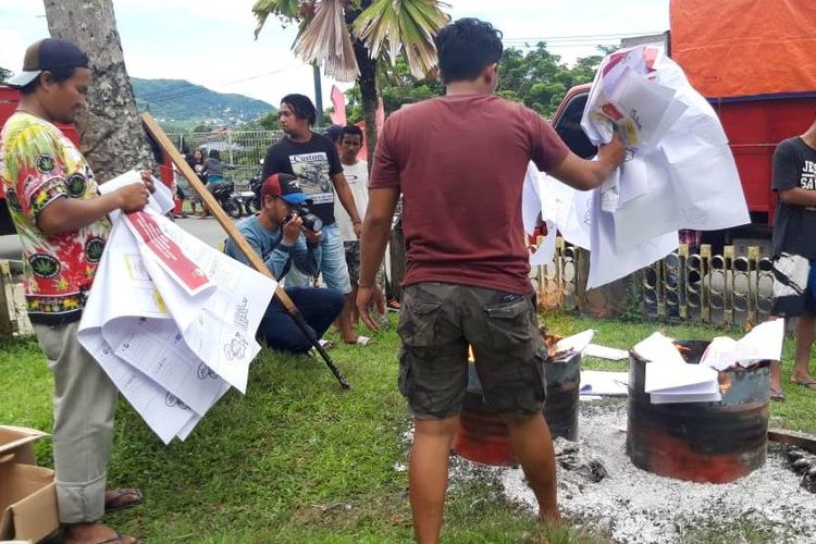 Ketua KPU Kota Ambon, M Shadek Fuad dan Ketua Bawaslu Kota Ambon, M Jen Latuconsina memusnahkan ribuan lembar kertas suara rusak di depan Sport Hall Karang Panjang AMbon, Senin (15/4/2019).