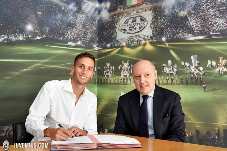 Gelandang asal Uruguay, Rodrigo Bentancur, saat menandatangani kontrak dengan Juventus.