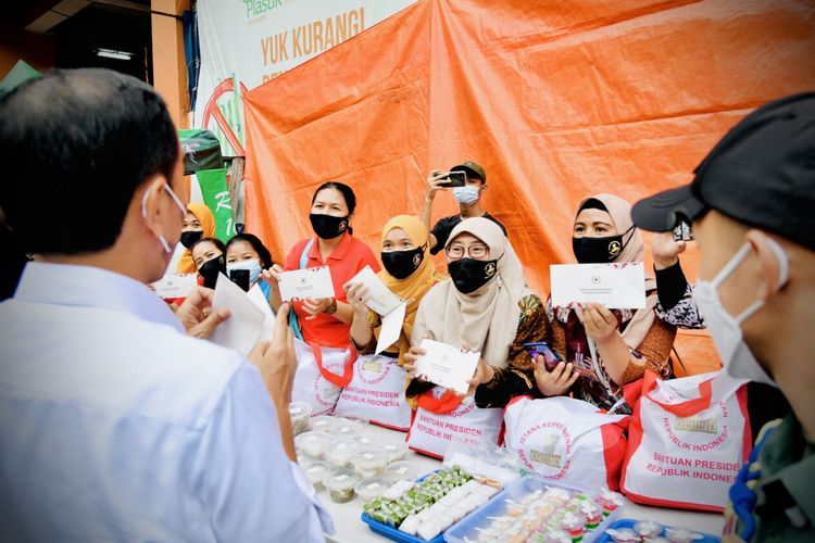 Presiden Joko Widodo membagikan bantuan sosial (bansos) kepada penerima manfaat di Kabupaten Bogor dan Kota Bogor pada Kamis (21/4/2022). 