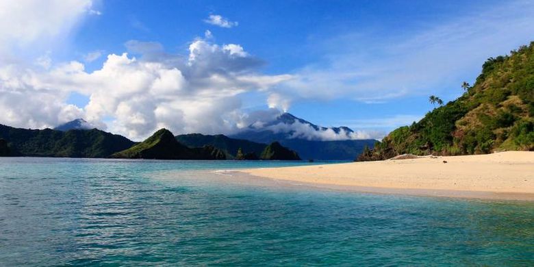 Pantai pulau Mahoro di Kabupaten Kepulauan Siau Tagulandang Biaro (Sitaro) di Sulawesi Utara