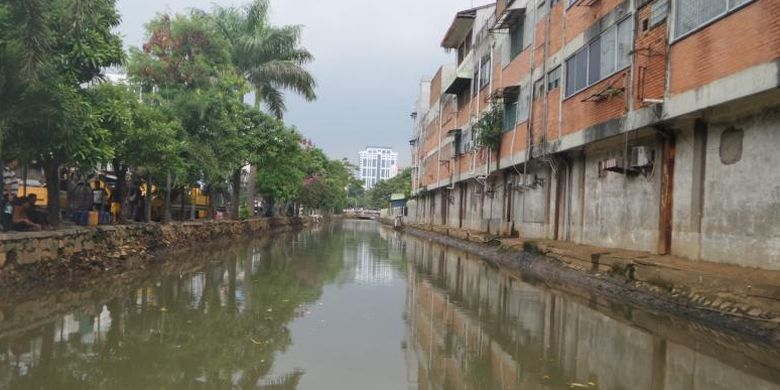 Anak Sungai Ciliwung yang tepat berada di belakang LTC Glodok, Jakarta Barat kini jauh dari kesan kumuh. Setiap hari petugas dari UPK Badan Air Kecamatan Taman Sari bahu membahu membersihkan sampah yang mengalir dari hulu sungai