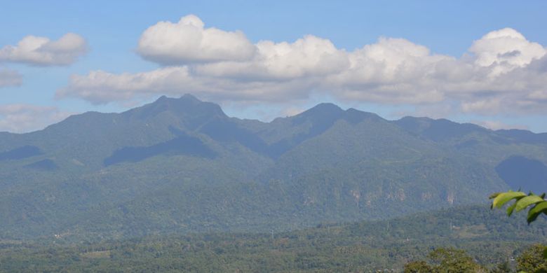 Pemandangan alam dengan gunung di sisi barat dari kawasan Mbeling memberikan keunikan tersendiri bagi turis yang berwisata Ekologi di Desa Gurung Liwut, Manggarai Timur, Flores, NTT, Senin (14/8/2017). 