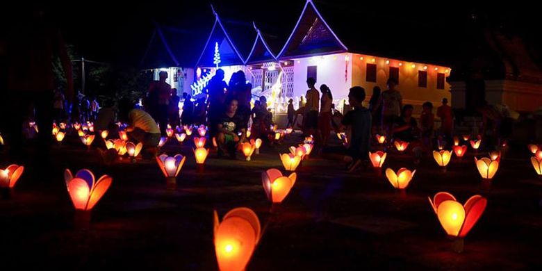 Festival Lampu di Kuil Luang Prabang, Laos.