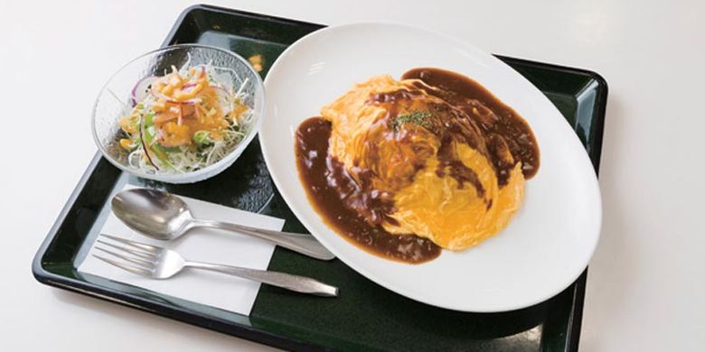 Hidangan omelette rice di Food court di Daimaru, Kyoto, Jepang yang dijual dengan harga 900 Yen.