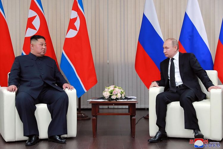Pemimpin Korea Utara Kim Jong Un saat bertemu dengan Presiden Rusia Vladimir Putin di Vladivostok, Kamis (25/4/2019).