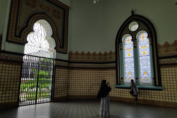 Pengunjung berfoto di kawasan Masjid Raya Al Mashun di Medan, Sumatera Utara.